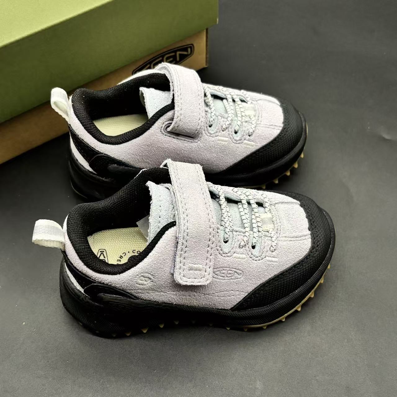 Children's shoes child